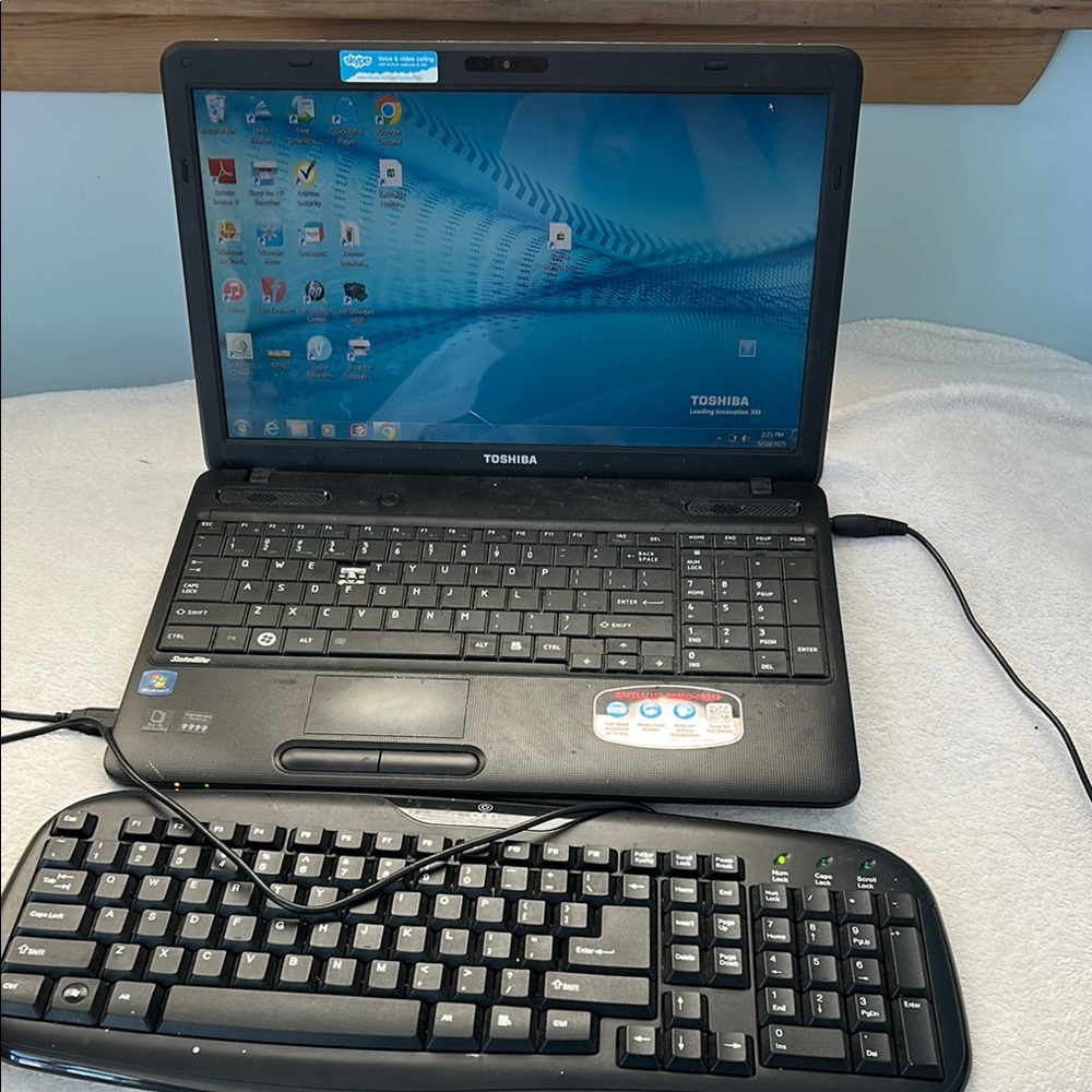 Toshiba Black Laptop with Keyboard